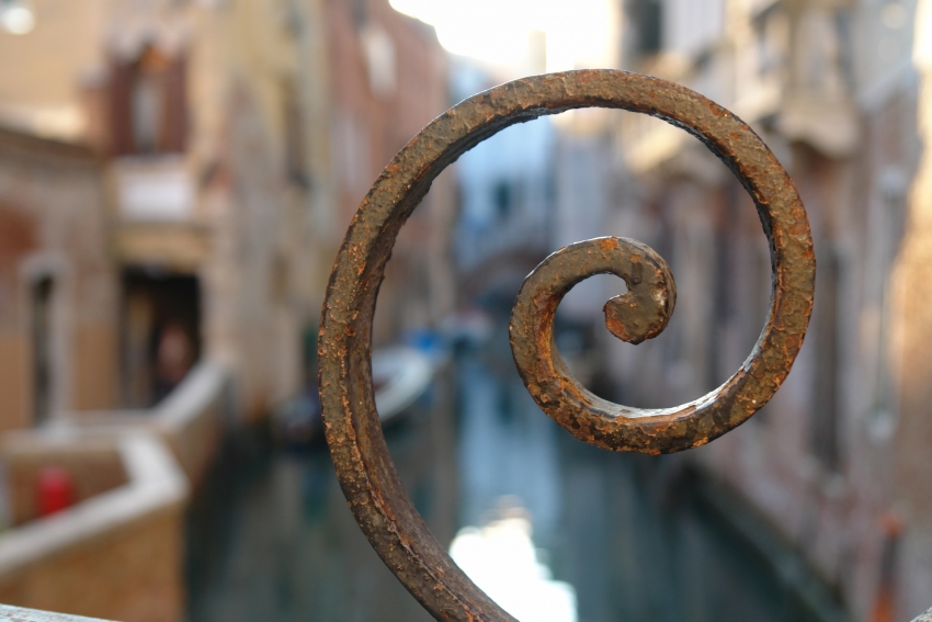 Sádzací modul vám umožní vytvárať z kovaného kovu kučery rôznych polomerov Sádzací modul vám umožní vytvárať z kovaného kovu kučery rôznych polomerov