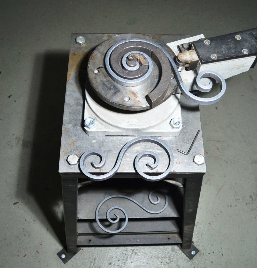 Nástroj na slimáky vám umožní vytvárať kučery z kovaného kovu Nástroj na slimáky vám umožní vytvárať kučery z kovaného kovu