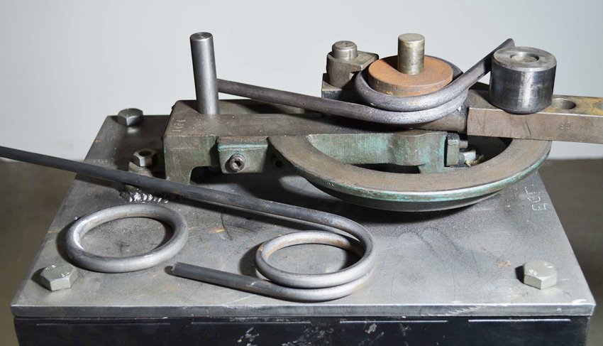 Rôzne typy pracovných stolov vám umožňujú vytvárať jedinečné kované predmety Rôzne typy pracovných stolov vám umožňujú vytvárať jedinečné kované predmety