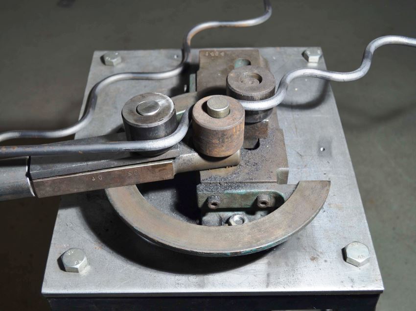 Pomocou nástroja Wave zvlňte tyč. Pomocou nástroja Wave zvlňte tyč.