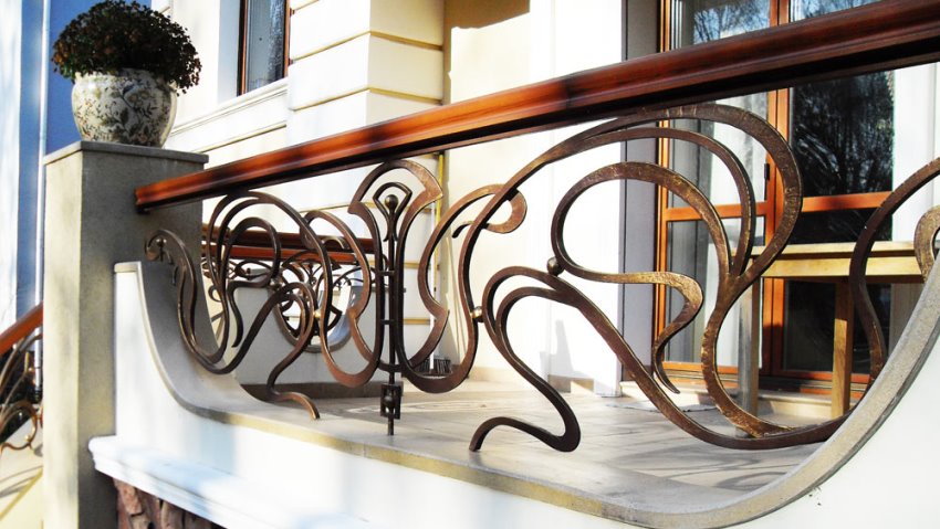 Krásne kované výrobky je možné vyrobiť v rôznych štýloch Krásne kované výrobky je možné vyrobiť v rôznych štýloch