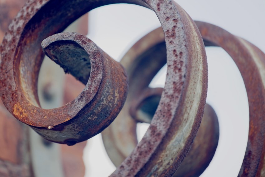 Kovanie za studena je jednou z prastarých metód spracovania kovu Kovanie za studena je jednou z prastarých metód spracovania kovu