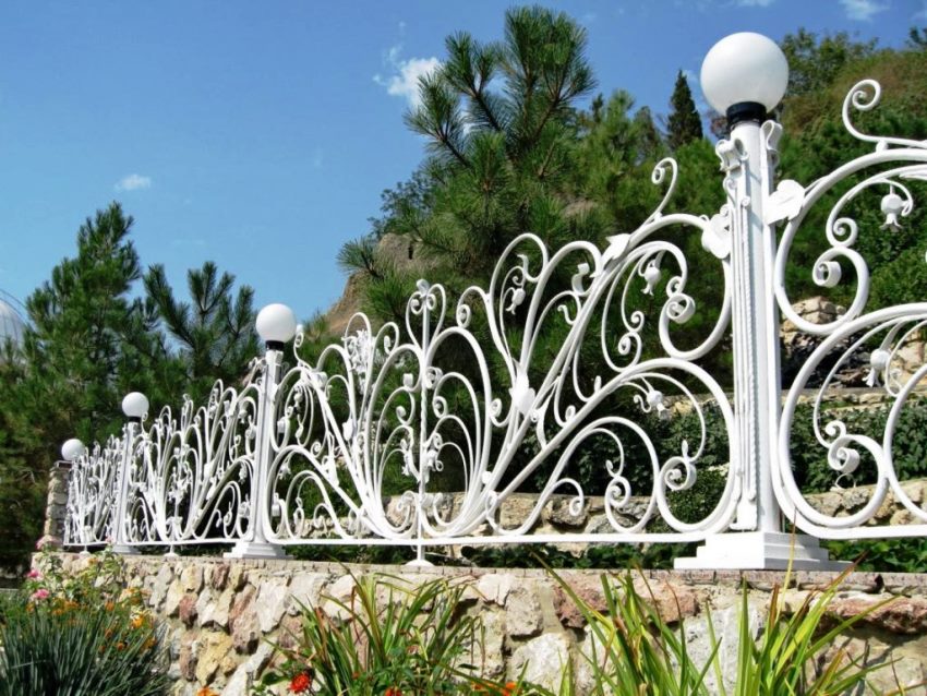 Krásny kovaný vzor sa dá len ťažko nakresliť bez kresby Krásny kovaný vzor sa dá len ťažko nakresliť bez kresby