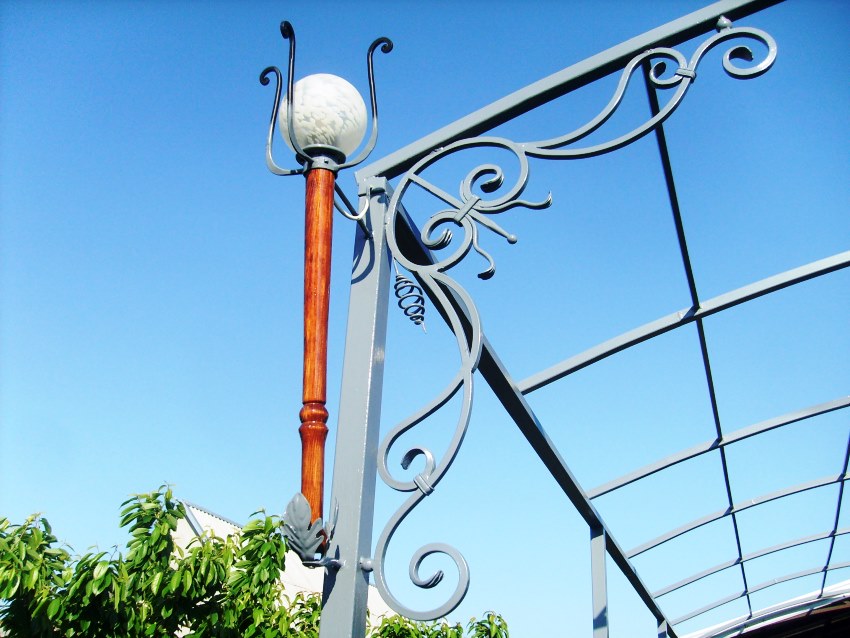 Klasický štýl umožňuje kombinovať rôzne kované prvky Klasický štýl umožňuje kombinovať rôzne kované prvky