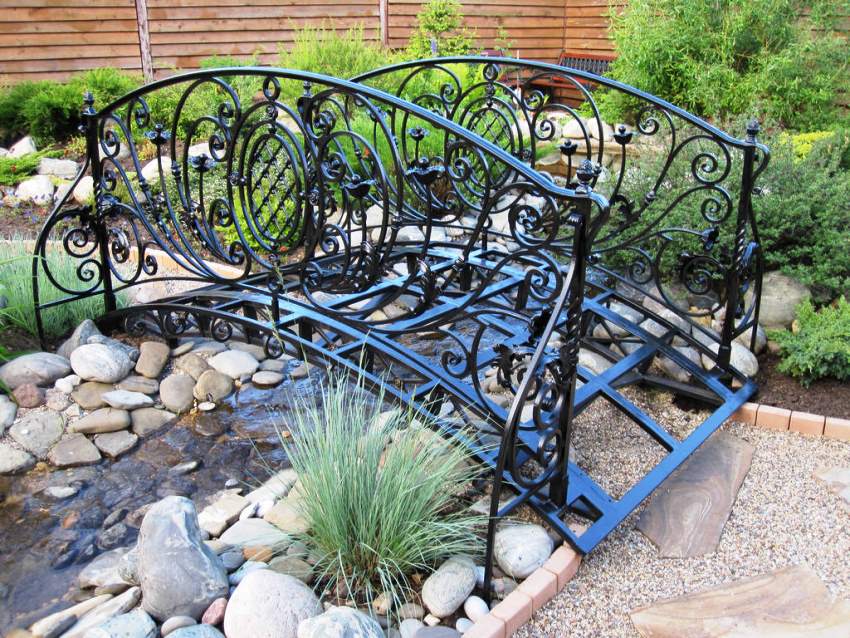 Pomocou moderného vybavenia môžete vytvárať výrobky s veľkým počtom kovaných prvkov. Pomocou moderného vybavenia môžete vytvárať výrobky s veľkým počtom kovaných prvkov.