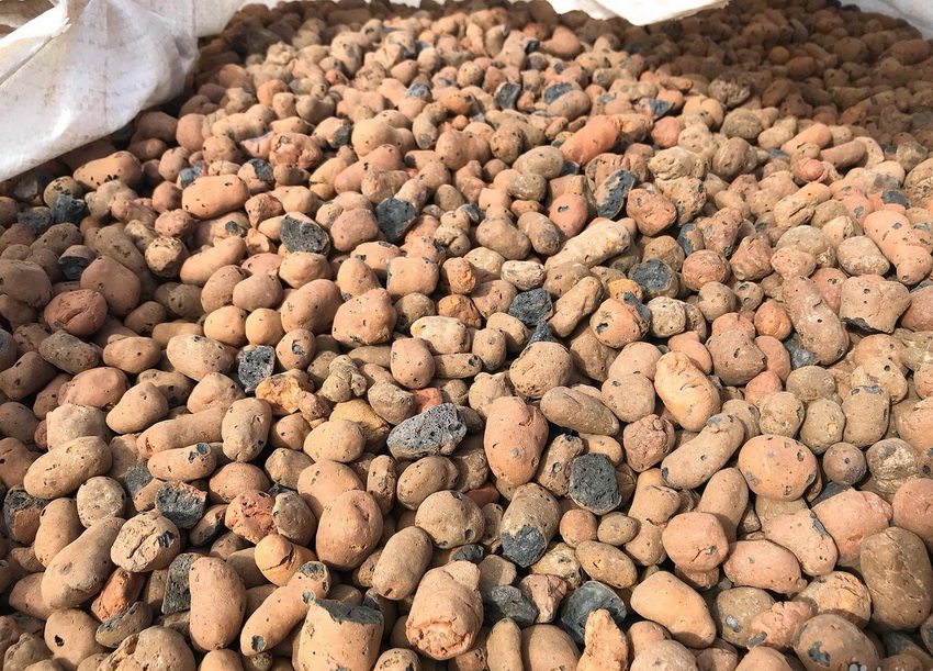 Datorită structurii poroase a granulelor, argila expandată este cel mai ușor material de construcție Datorită structurii poroase a granulelor, argila expandată este cel mai ușor material de construcție