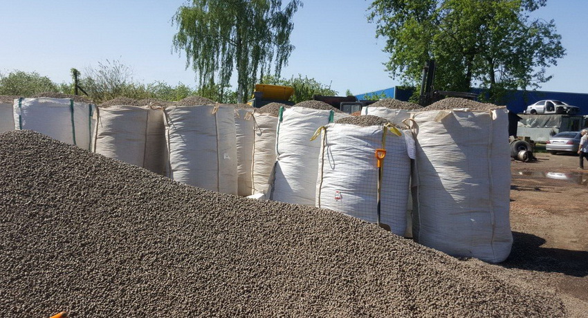 Avantajele argilei expandate includ proprietățile sale ridicate de izolare termică, precum și rezistența la apariția ciupercilor și a mucegaiului. Avantajele argilei expandate includ proprietățile sale ridicate de izolare termică, precum și rezistența la apariția ciupercilor și a mucegaiului.