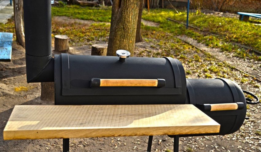 ישנם סוגים רבים של מעשנים בהם ניתן להכין מוצרים מעושנים חמים. ישנם סוגים רבים של מעשנים בהם ניתן להכין מוצרים מעושנים חמים.