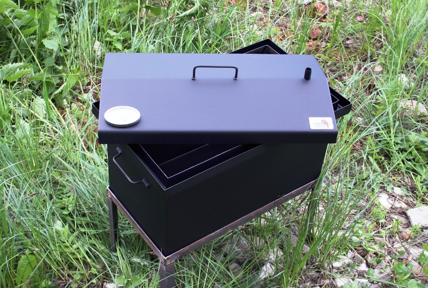 מכשיר העשן עם אטם מים מורכב מארגז מתכת ומכסה אטום המצויד בידיות קלות לאחיזה מכשיר העשן עם אטם מים מורכב מארגז מתכת ומכסה אטום המצויד בידיות קלות לאחיזה