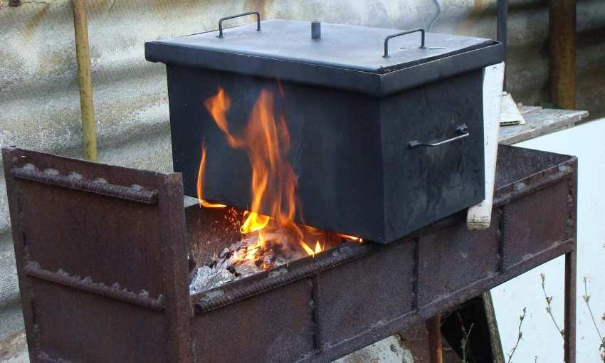 ניתן לבחור את מקור הבעירה של המעשנה המעושנת החמה ניתן לבחור את מקור הבעירה של המעשנה המעושנת החמה