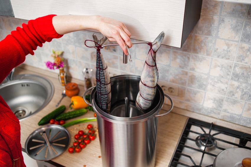 כאשר החלק התחתון של המעשן ארוז לחלוטין בחומרי גלם, המזרן נחשף, והסורג מלא במזון - ניתן להעלות את המעשנה כאשר החלק התחתון של המעשן ארוז לחלוטין בחומרי גלם, המזרן נחשף, והסורג מלא במזון - ניתן להעלות את המעשנה