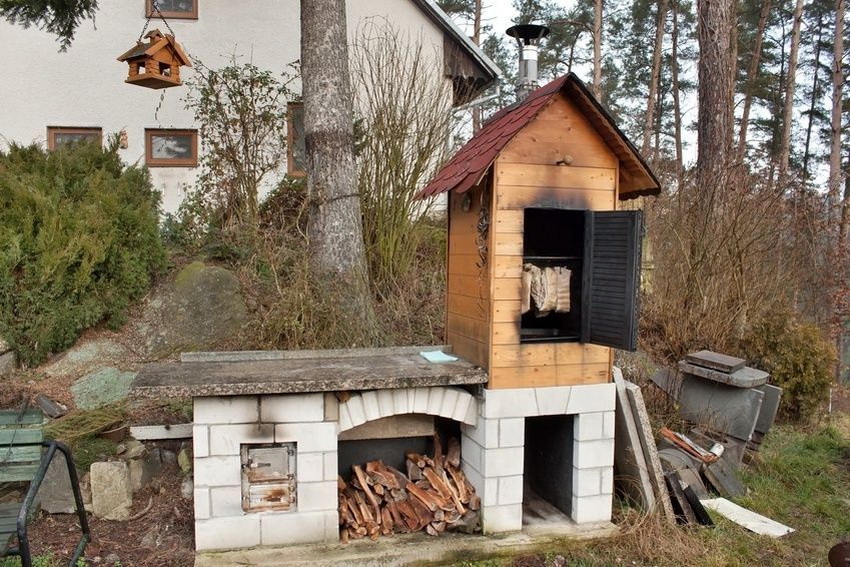 בבית מעשנים מעושנים קרים המוצרים מבושלים בטמפרטורה נמוכה בהשפעת עשן בבית מעשנים מעושנים קרים המוצרים מבושלים בטמפרטורה נמוכה בהשפעת עשן