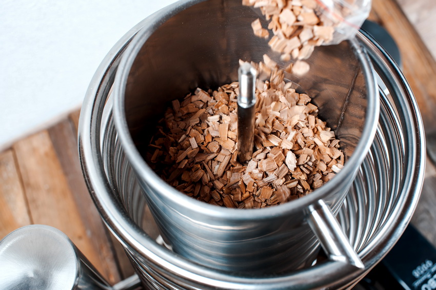 כדי להדליק את המעשנה, שפכו שבבי עץ לגנרטור העשן והשאירו אותו מבעבע כדי להדליק את המעשנה, שפכו שבבי עץ לגנרטור העשן והשאירו אותו מבעבע