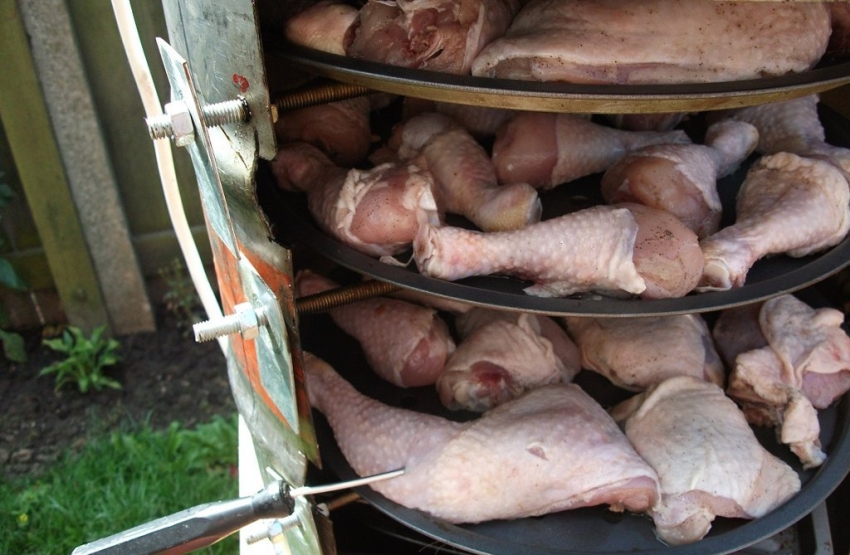 כדי להדק את הסורג, אתה יכול לעשות לולאות או הברגים ברגים בקירות הקנה כדי להדק את הסורג, אתה יכול לעשות לולאות או הברגים ברגים בקירות הקנה