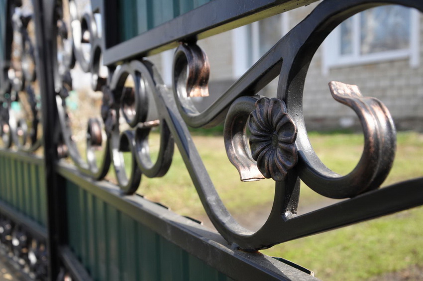 ต้นทุนของรั้วปลอมขึ้นอยู่กับระดับความซับซ้อนของการผลิต ต้นทุนของรั้วปลอมขึ้นอยู่กับระดับความซับซ้อนของการผลิต