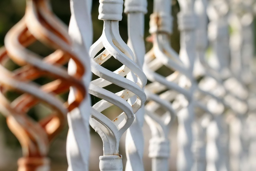 การตกแต่งรั้วเหล็กดัดด้วยองค์ประกอบตกแต่งจะเพิ่มราคาของอาคาร การตกแต่งรั้วเหล็กดัดด้วยองค์ประกอบตกแต่งจะเพิ่มราคาของอาคาร