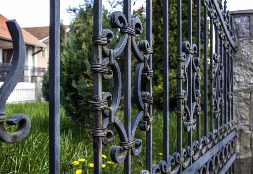 การทำองค์ประกอบตกแต่งสำหรับรั้วต้องใช้ทักษะและทักษะ การทำองค์ประกอบตกแต่งสำหรับรั้วต้องใช้ทักษะและทักษะ