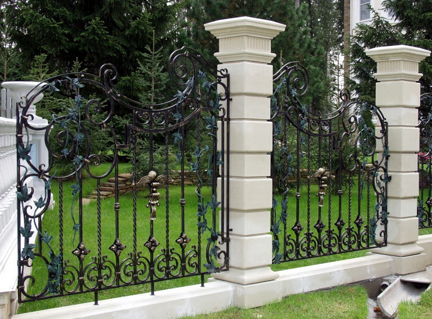 การผสมผสานระหว่างเสาสีขาวและส่วนเหล็กดัดดูดีมีสไตล์ การผสมผสานระหว่างเสาสีขาวและส่วนเหล็กดัดดูดีมีสไตล์