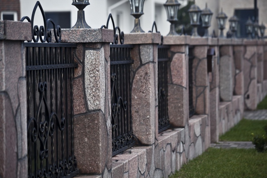 การผสมผสานระหว่างหินการตีขึ้นรูปและกระดาษลูกฟูกเป็นทางออกที่ดีสำหรับการสร้างรั้วที่สวยงามและเชื่อถือได้ การผสมผสานระหว่างหินการตีขึ้นรูปและกระดาษลูกฟูกเป็นทางออกที่ดีสำหรับการสร้างรั้วที่สวยงามและเชื่อถือได้