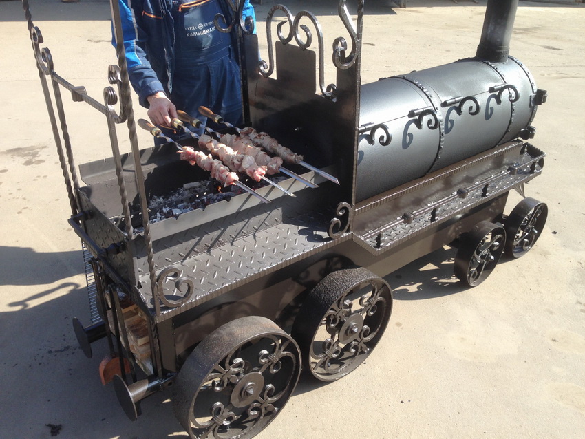 Le brasier sous la forme d'une locomotive à vapeur semble plutôt inhabituel Le brasier sous la forme d'une locomotive à vapeur semble plutôt inhabituel