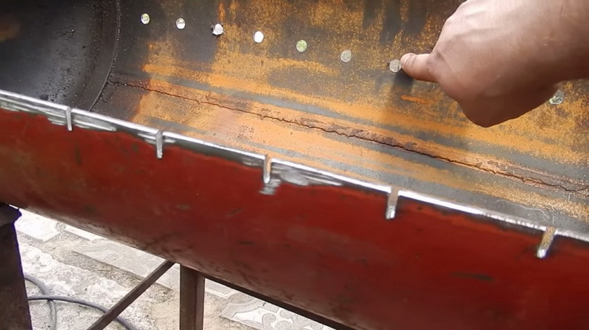 La prochaine étape consiste à percer des trous pour les brochettes dans le corps. La prochaine étape consiste à percer des trous pour les brochettes dans le corps.