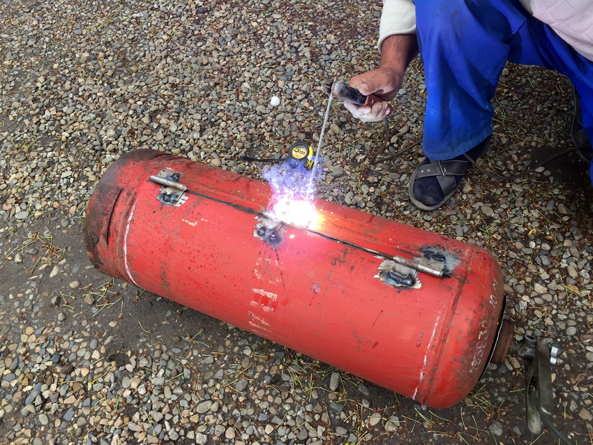 La découpe du cylindre pour le brasier est réalisée selon les marquages précédemment réalisés La découpe du cylindre pour le brasier est réalisée selon les marquages précédemment réalisés