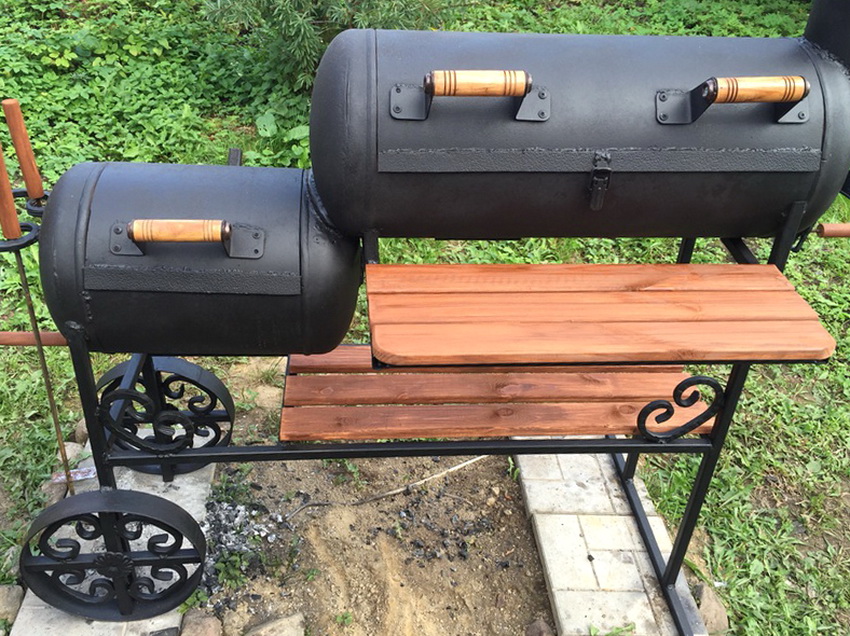 Le brasier est installé sur un support spécial, qui peut être équipé de roues et d'étagères Le brasier est installé sur un support spécial, qui peut être équipé de roues et d'étagères