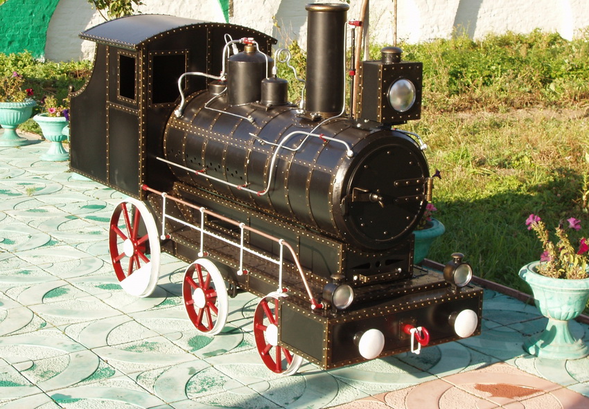 En plus de la décoration avec divers éléments, un brasier fait maison est peint en conséquence En plus de la décoration avec divers éléments, un brasier fait maison est peint en conséquence