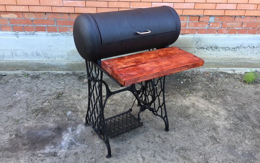 Souvent, un support en fer d'une machine à coudre à pied est utilisé pour la base du barbecue. Souvent, un support en fer d'une machine à coudre à pied est utilisé pour la base du barbecue.