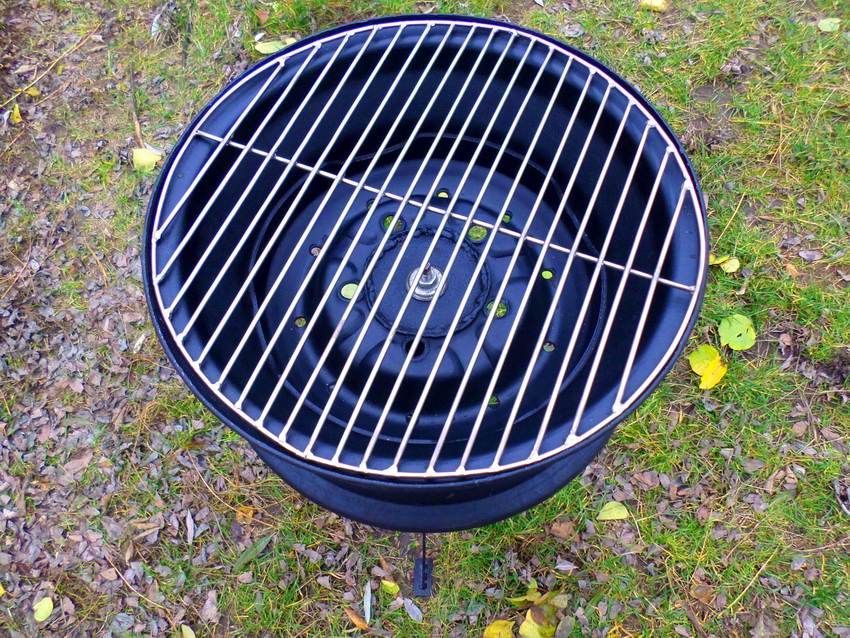 Pour obtenir un barbecue prêt à l'emploi, il suffit de peindre le disque, de souder quelques pattes et d'installer la grille Pour obtenir un barbecue prêt à l'emploi, il suffit de peindre le disque, de souder quelques pattes et d'installer la grille