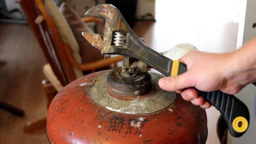 Pour la fabrication d'un barbecue, le cylindre doit d'abord être préparé Pour la fabrication d'un barbecue, le cylindre doit d'abord être préparé