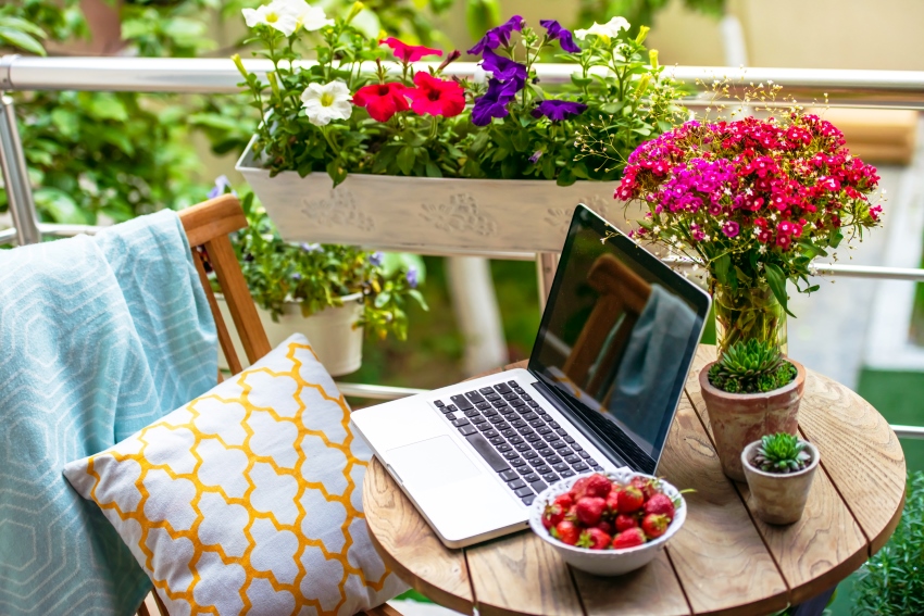 Håndlavede terrassemøbler i træ har brug for yderligere behandling Håndlavede terrassemøbler i træ har brug for yderligere behandling