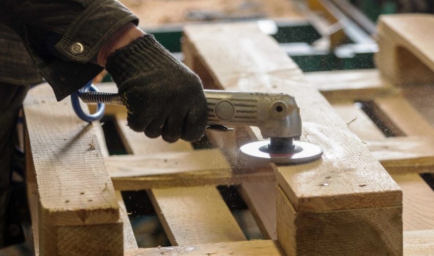 Pallerne, som møblerne skal fremstilles af, skal slibes på forhånd Pallerne, som møblerne skal fremstilles af, skal slibes på forhånd