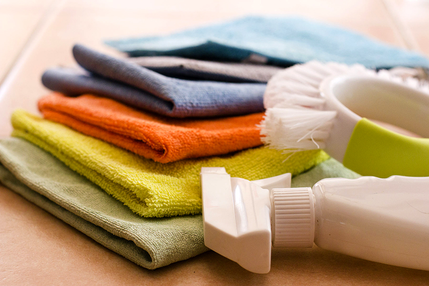 เพื่อป้องกันไม่ให้เฟอร์นิเจอร์หวายเสียรูปลักษณ์ต้องใช้ผ้านุ่มชุบน้ำหมาดเช็ด