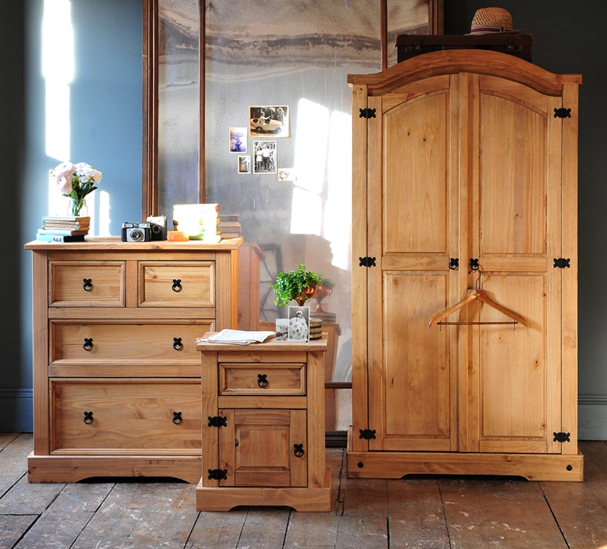 Det mest populære furumøbelet er en garderobe. Det mest populære furumøbelet er en garderobe.