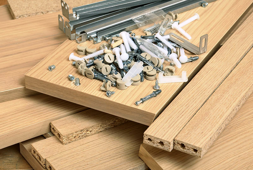 For en stol trenger du treskjold, tømmer, skruer og skruer For en stol trenger du treskjold, tømmer, skruer og skruer