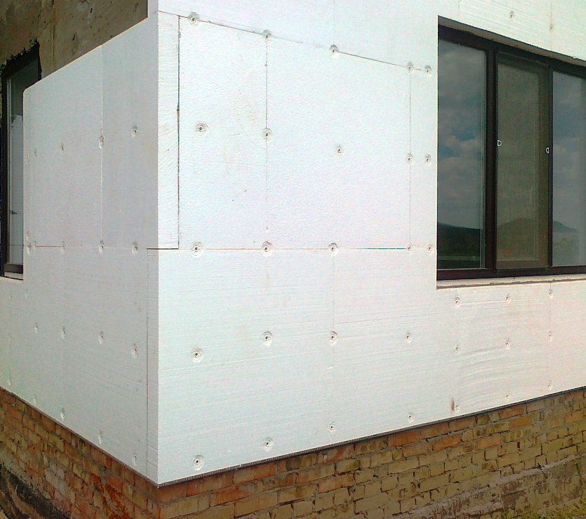 الرغوة لا تخاف من الرطوبة والرطوبة ، لذلك غالبًا ما تستخدم للعزل الخارجي الرغوة لا تخاف من الرطوبة والرطوبة ، لذلك غالبًا ما تستخدم للعزل الخارجي