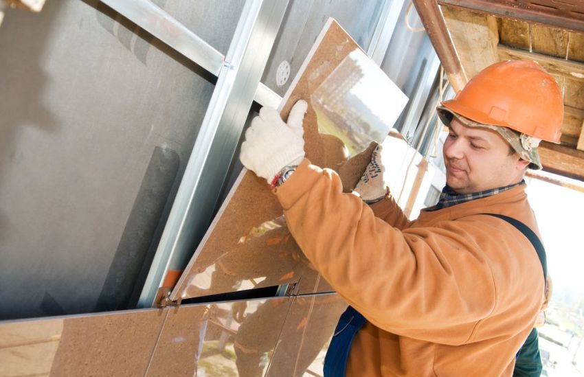 يتم تركيب واجهات ذات تهوية على المبنى دون إعداد أولي خاص لجسم البناء يتم تركيب واجهات ذات تهوية على المبنى دون إعداد أولي خاص لجسم البناء