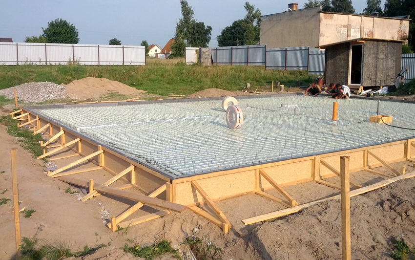 Det monolitiske fundamentet er en struktur i ett stykke, takket være hvilket huset er utstyrt med en stabil base Det monolitiske fundamentet er en struktur i ett stykke, takket være hvilket huset er utstyrt med en stabil base