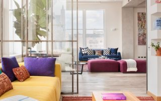 מחיצת זכוכית בפנים: אלגנטיות וקלילות של מבנים שקופים