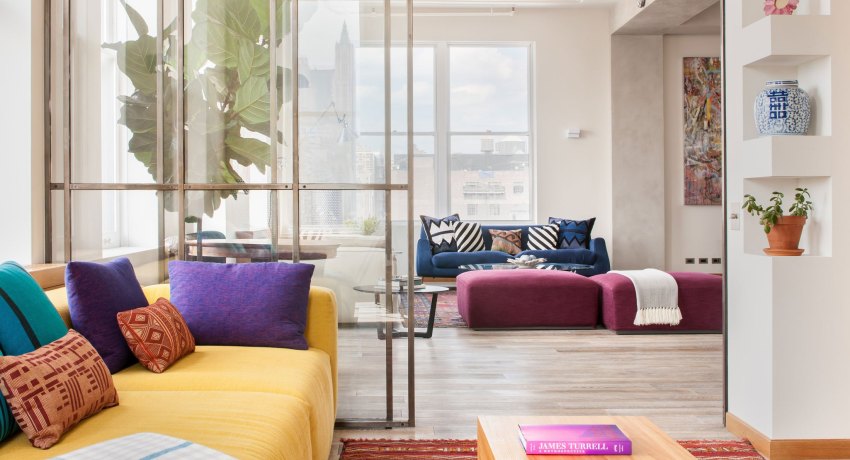 מחיצת זכוכית נחשבת לרהיט, גם אם היא תופסת מקום מהרצפה עד התקרה מחיצת זכוכית בפנים: אלגנטיות וקלילות של מבנים שקופים