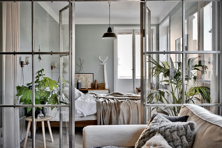 אם מחיצת זכוכית מטריפלקס נפגעת, השברים לא עפים משם, אלא נדבקים לחומר הבין שכבתי אם מחיצת זכוכית מטריפלקס נפגעת, השברים לא עפים משם, אלא נדבקים לחומר הבין שכבתי