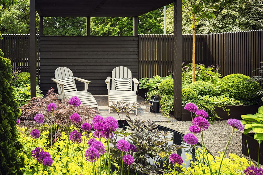 Pergola huvimajana on loistava paikka rentoutua läheisten kanssa raikkaassa ilmassa Pergola huvimajana on loistava paikka rentoutua läheisten kanssa raikkaassa ilmassa