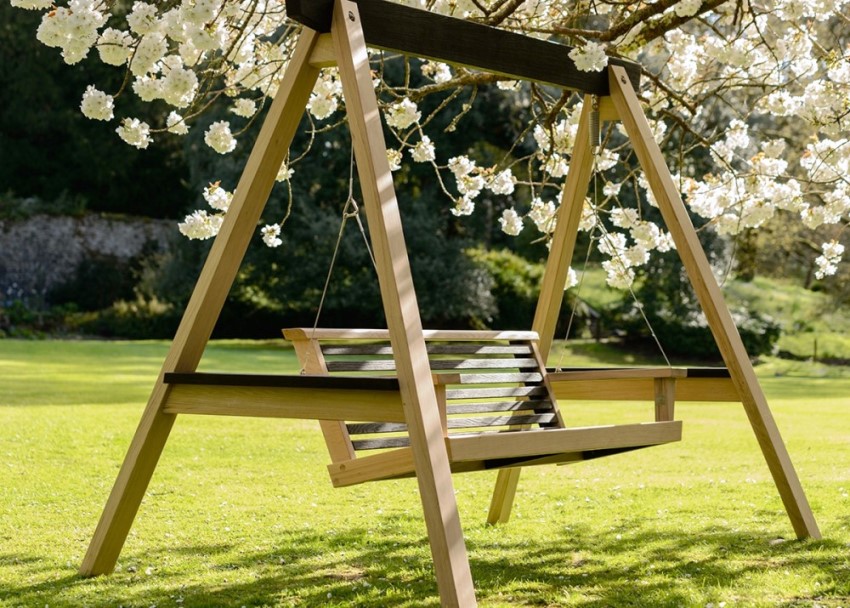 Die Holzbalken der Gartenschaukel sind miteinander verschraubt Die Holzbalken der Gartenschaukel sind miteinander verschraubt