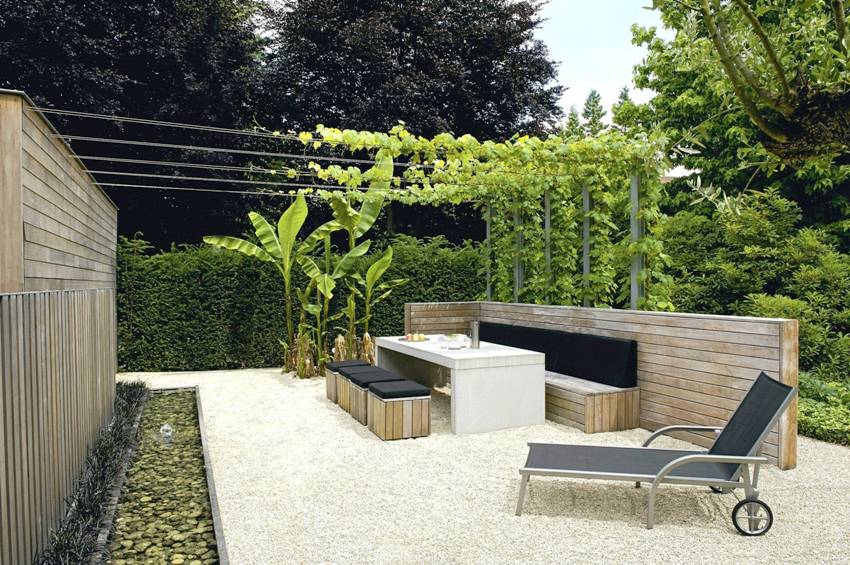 Tukien valmistuksessa käytetään erilaisia materiaaleja: puupylväät, asbestisementti- tai metalliputket ja kulma Tukien valmistuksessa käytetään erilaisia materiaaleja: puupylväät, asbestisementti- tai metalliputket ja kulma