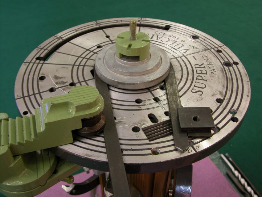 Maszyna do kucia spiralnego na zimno do tworzenia elementów spiralnych Maszyna do kucia spiralnego na zimno do tworzenia elementów spiralnych