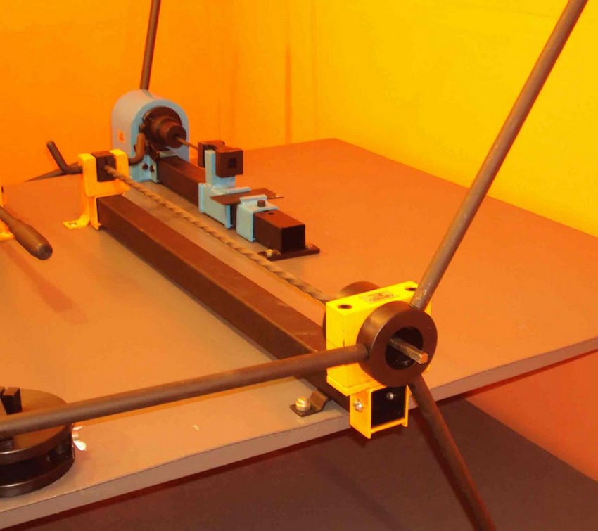 Produkcja prętów skręcanych na maszynie skrętnej metodą kucia na zimno Produkcja prętów skręcanych na maszynie skrętnej metodą kucia na zimno