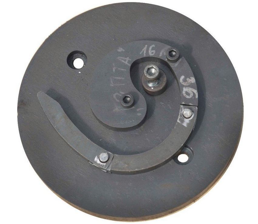 Górna część maszyny to kuta na zimno spirala z wyjmowanymi prowadnicami Górna część maszyny to kuta na zimno spirala z wyjmowanymi prowadnicami