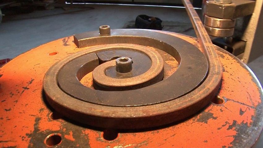 Wykonywanie loków przez kucie na zimno na maszynie ślimakowej Wykonywanie loków przez kucie na zimno na maszynie ślimakowej