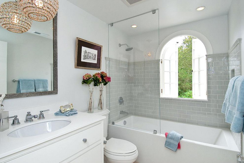 For å spare plass kombineres ofte et badekar med en dusj og det er installert en glasspartisjon For å spare plass kombineres ofte et badekar med en dusj og det er installert en glasspartisjon